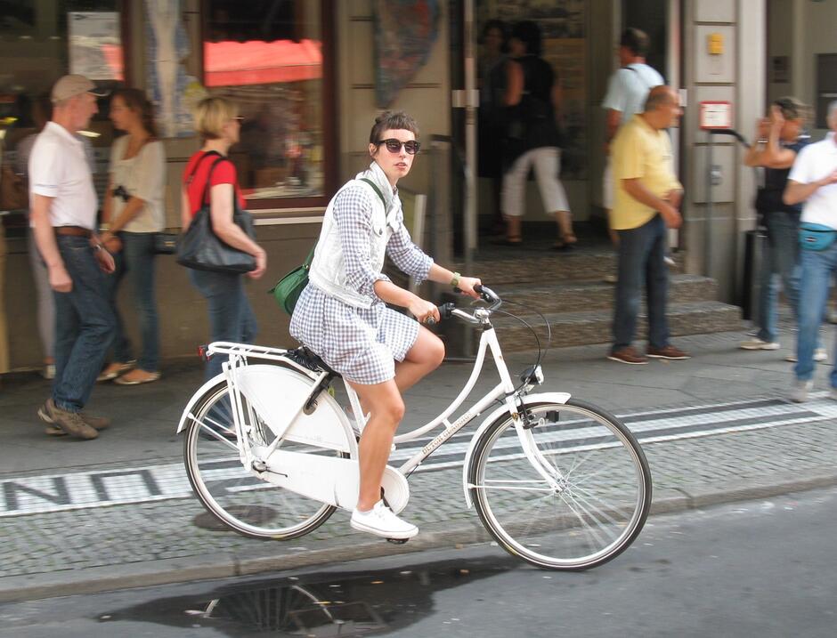 Szafiarki prezentują modę na rower